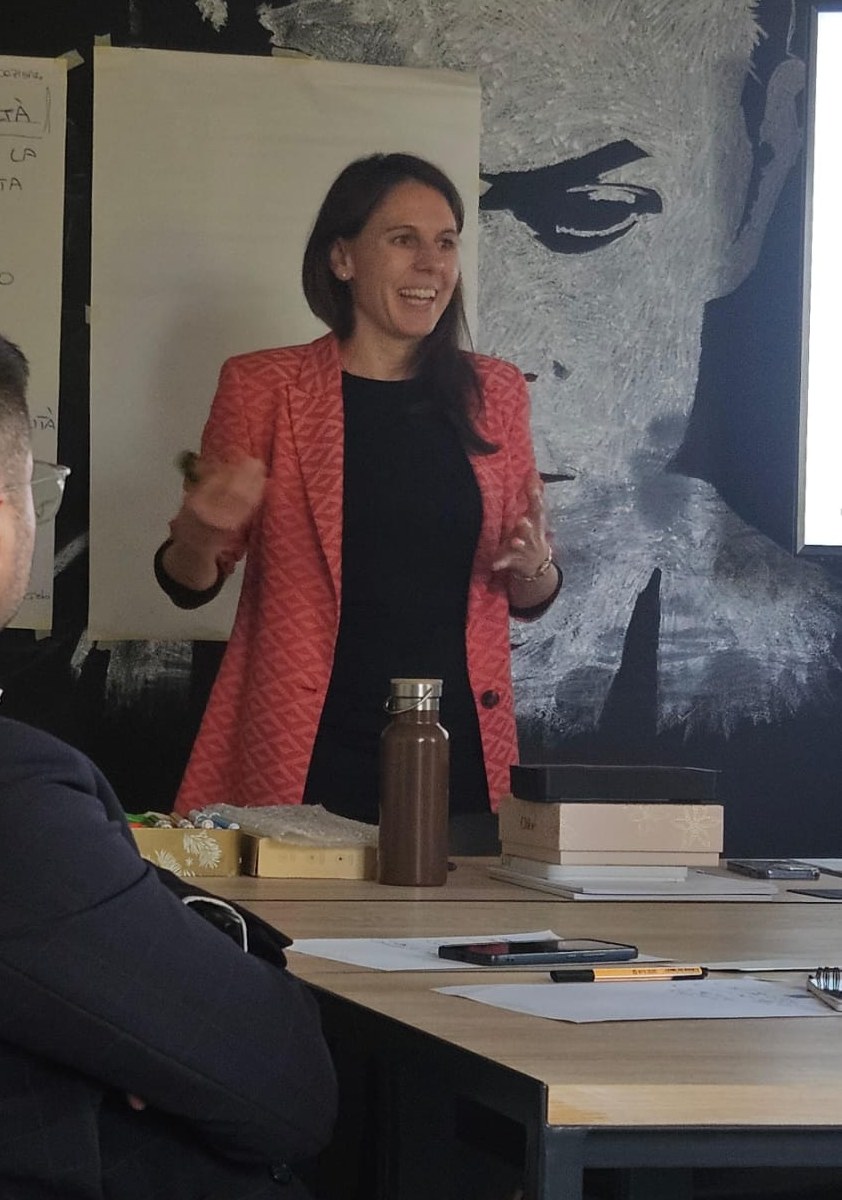 Dhanya Schwaiger durante una sessione di formazione